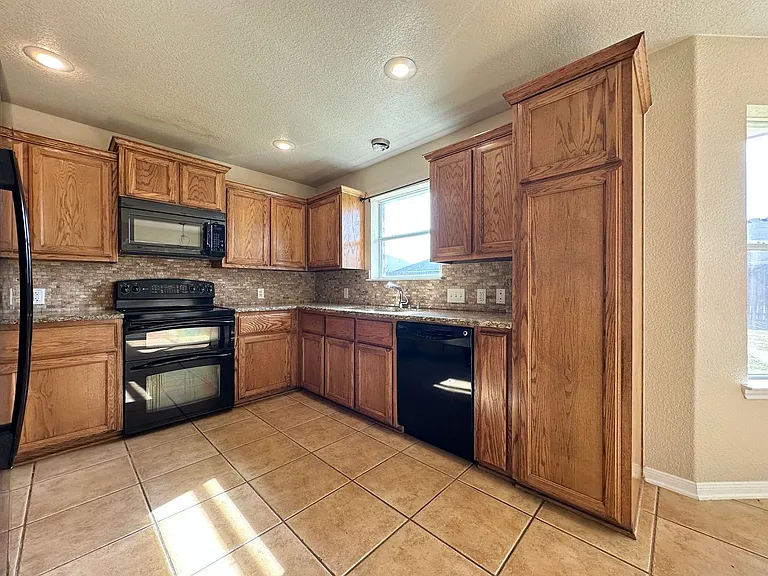 2601 Lavender Ln — Photo 7