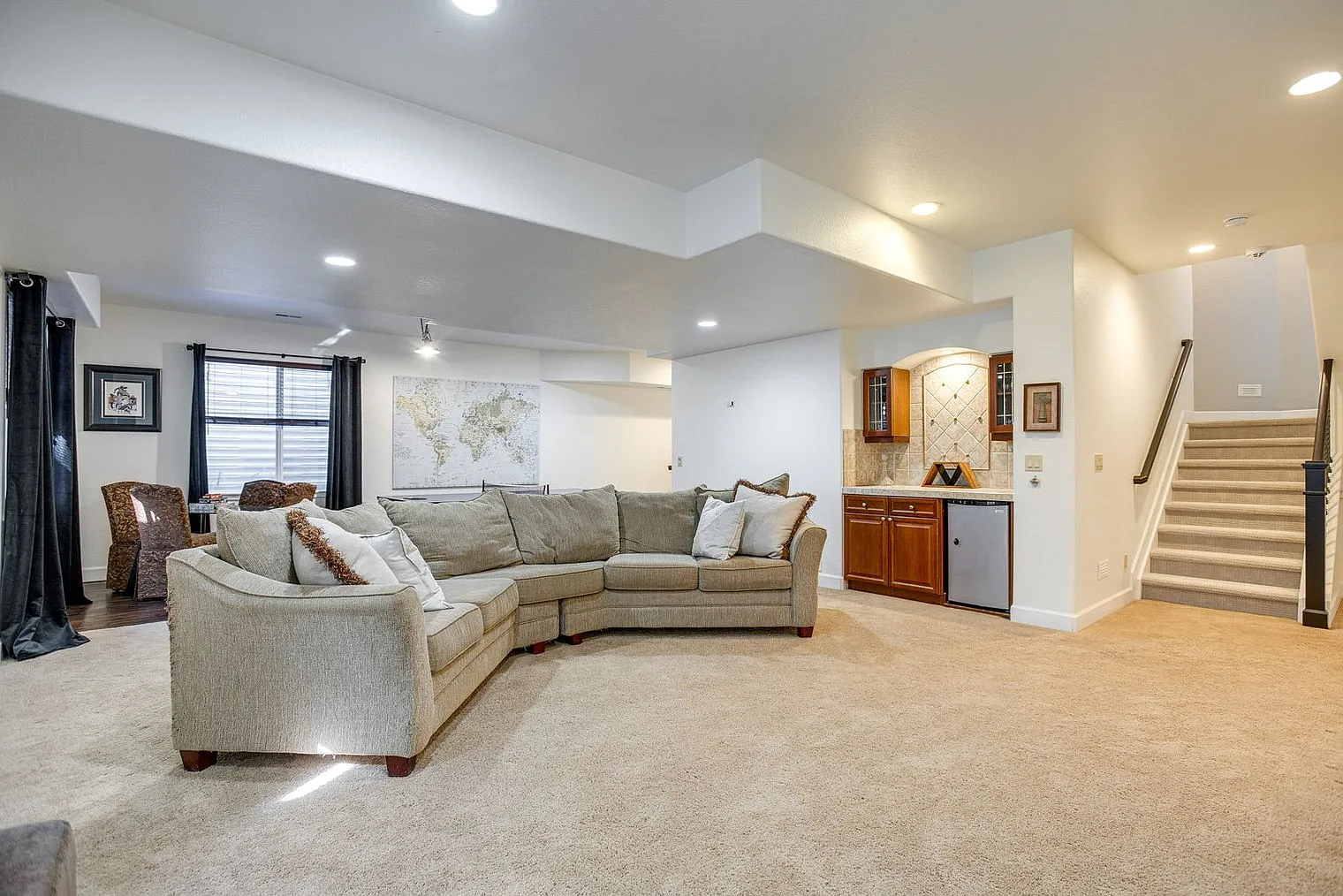 3 bed, 3.0 bath, 4499 sqft, $5,709 — Photo 4
