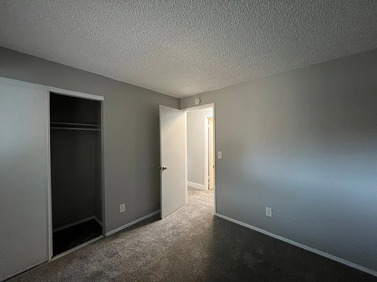 Surrey Square Apartments — Photo 44