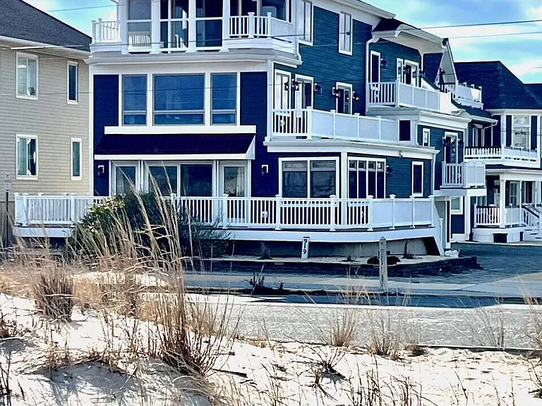 919 N Ocean Ave — Photo 3
