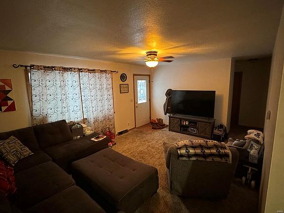 4th image of 470 W College St