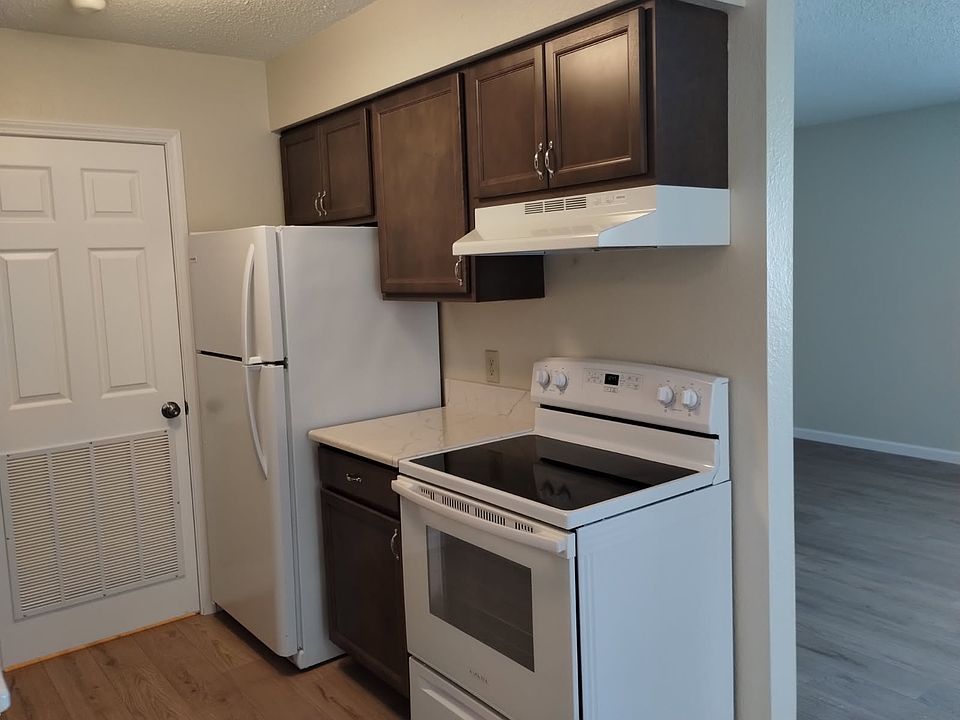 EVERYTHING IN THIS KITCHEN IS NEW.
