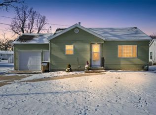 1122 N 3rd St, Manchester, IA 52057