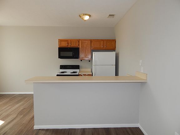 3rd image of 664 Broadway Ave APT 202