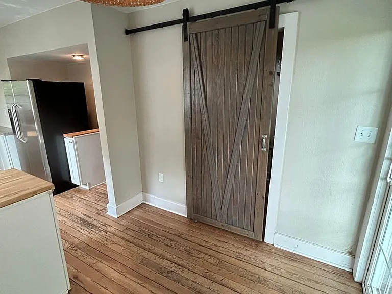 318 E Webster St — Photo 16