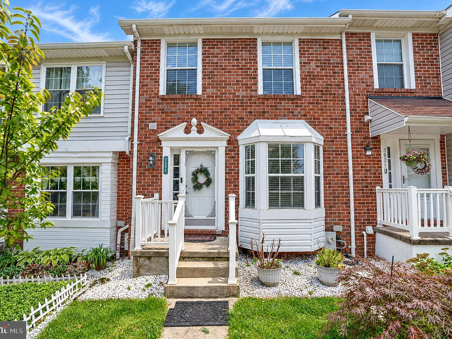 3 bed, 2.0 bath, 1152 sqft, $2,300 — Photo 1