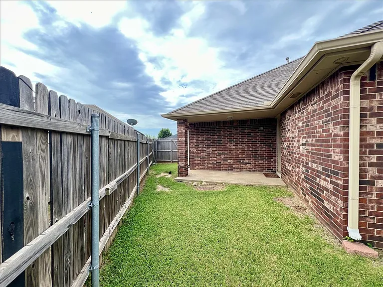 2205 SW 93rd St — Photo 25