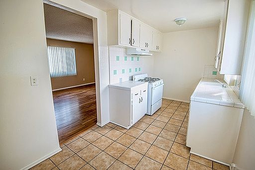 5th image of 919 S Flower St APT 4