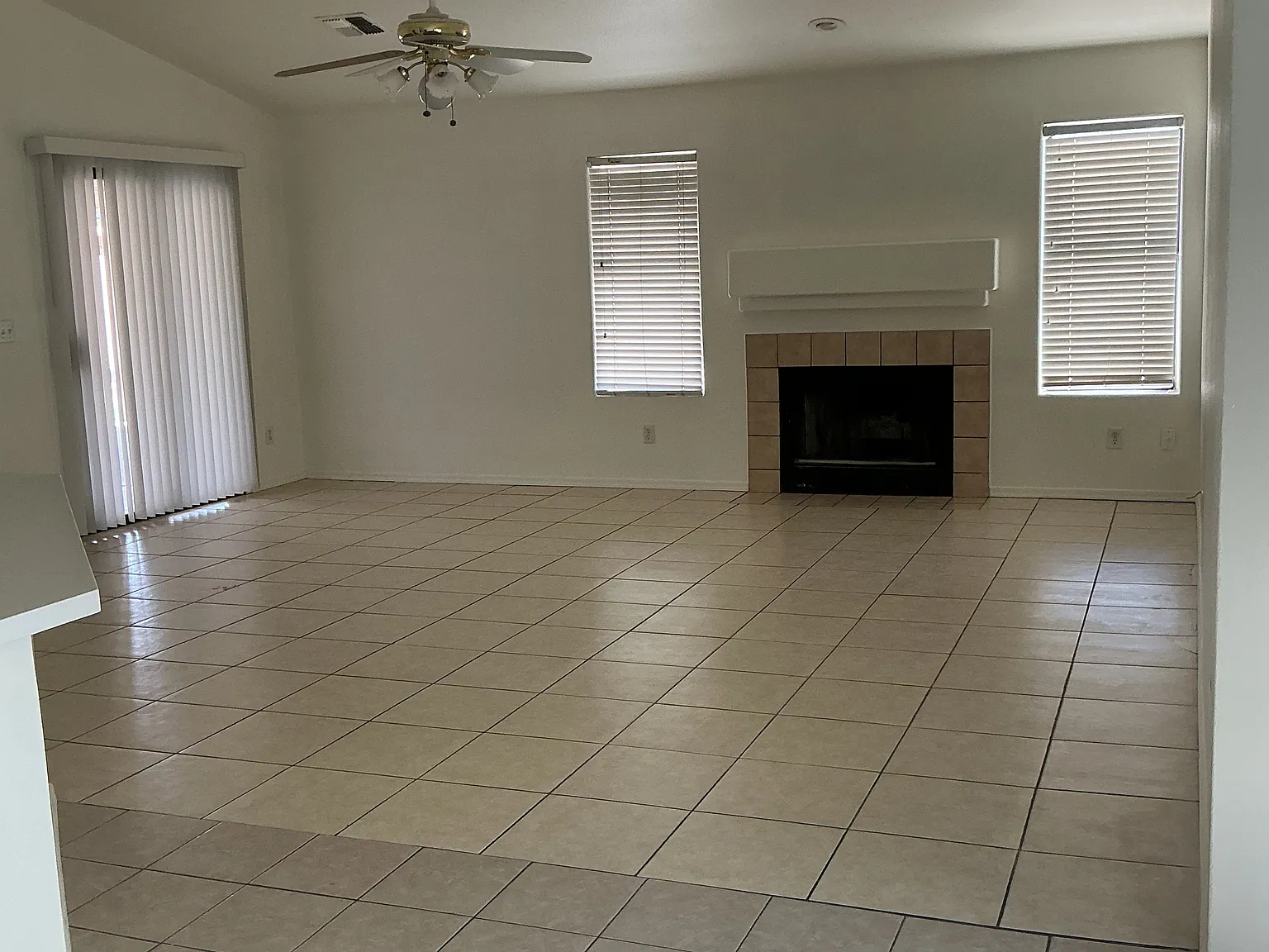3 bed, 1400 sqft, $1,900 — Photo 2