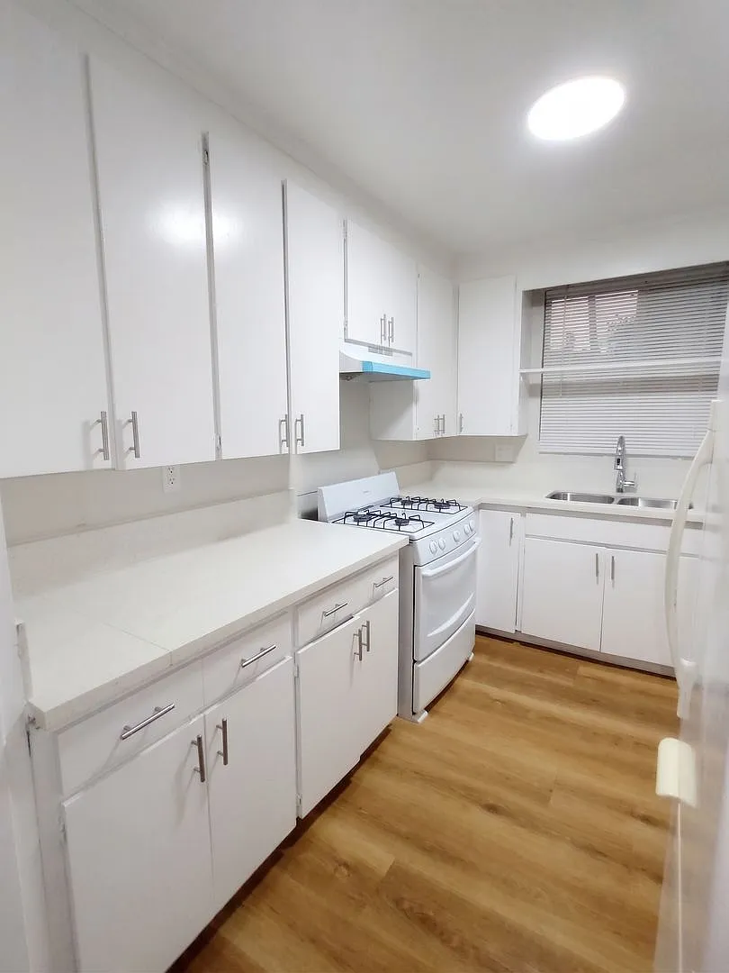 1540 N. Laurel Ave. — Photo 2