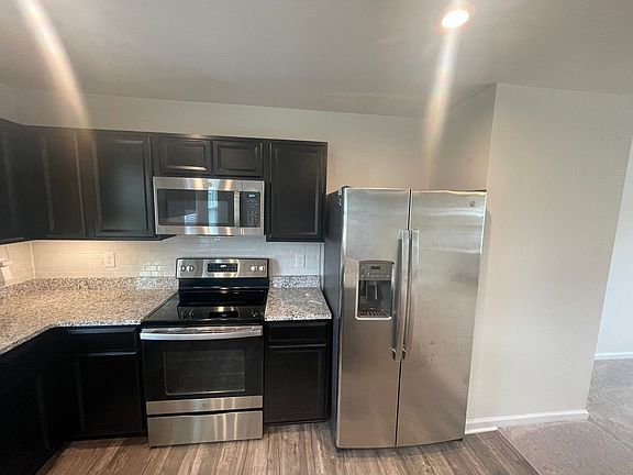 5th image of 221 Hay Meadow Ln