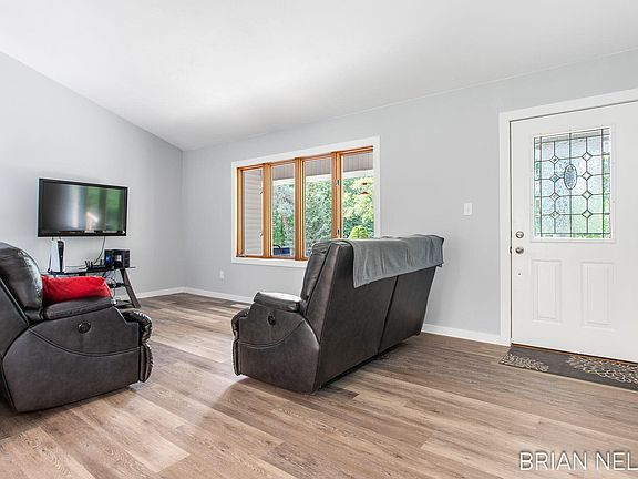 2nd image of 1067 W Lakewood Blvd