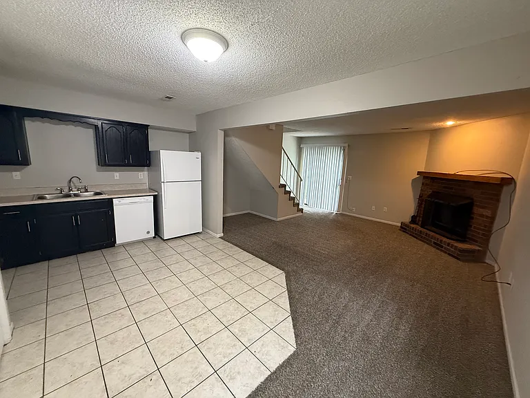 705 Cedar Dr #D — Photo 2