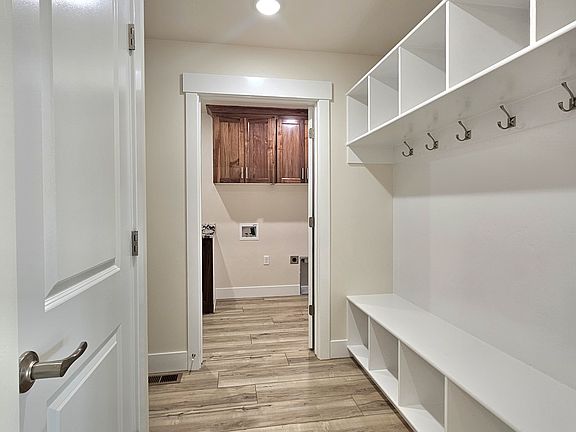 3rd image of 930 Tunnel St