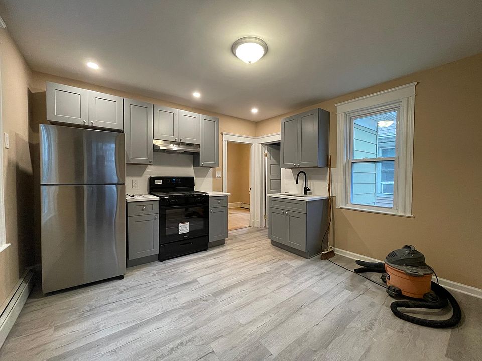 1st image of 146 John St Floor 1