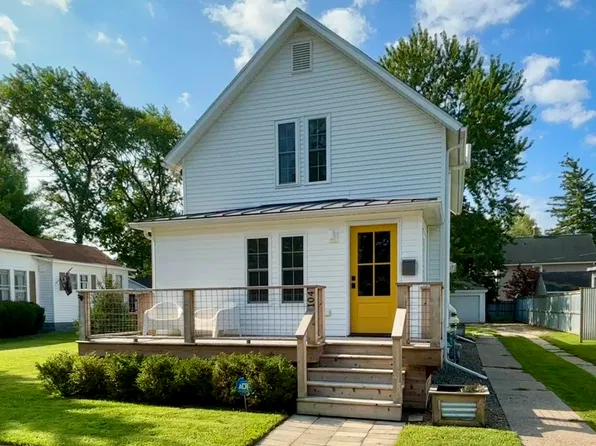 104 Locust St E, Three Oaks, MI 49128