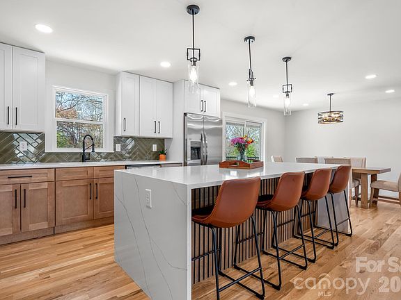 2nd image of 715 Sunridge Dr