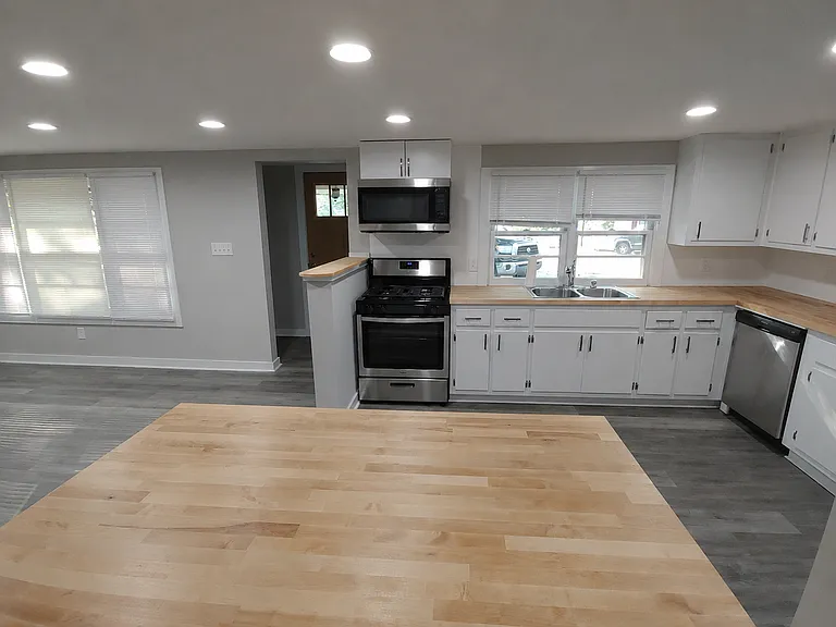 511 Adams Dr — Photo 2