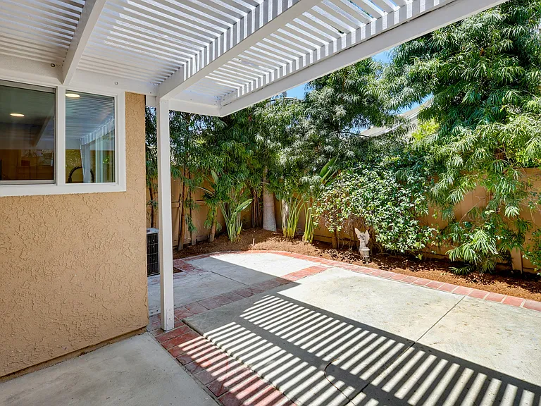 54 Sandalwood — Photo 45