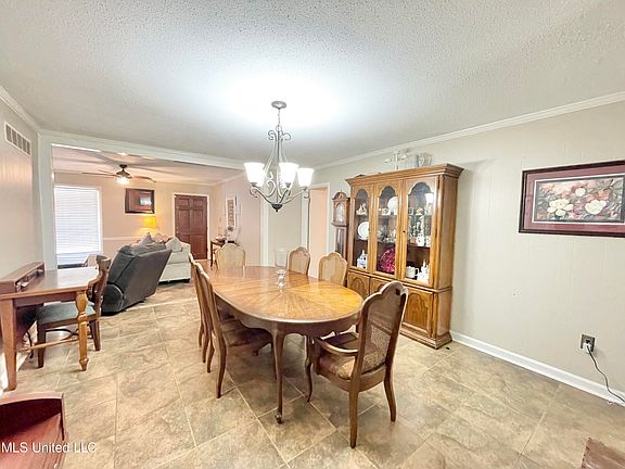 5th image of 8081 Buckingham Dr