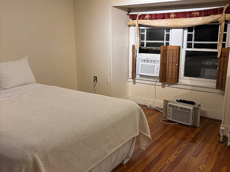 Large 3rd floor bedroom with full bed