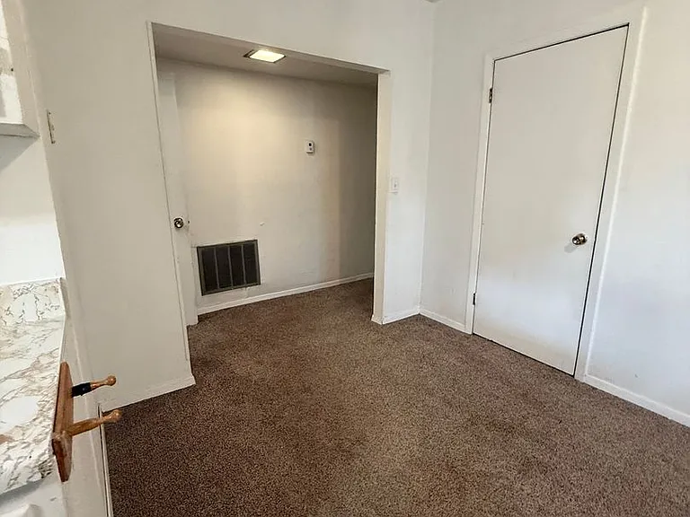 402 W Mercury St — Photo 6