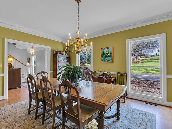 5th image of 27 Club Forest Ln