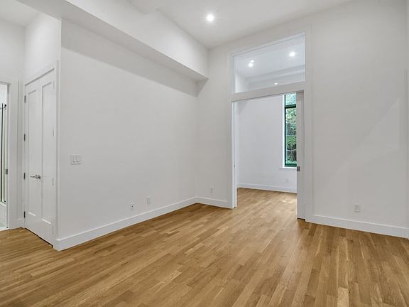 3rd image of 220 E 22nd St APT 4O