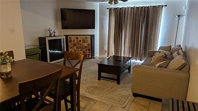2 bed, 1.5 bath, 1300 sqft, $1,800 — Photo 3