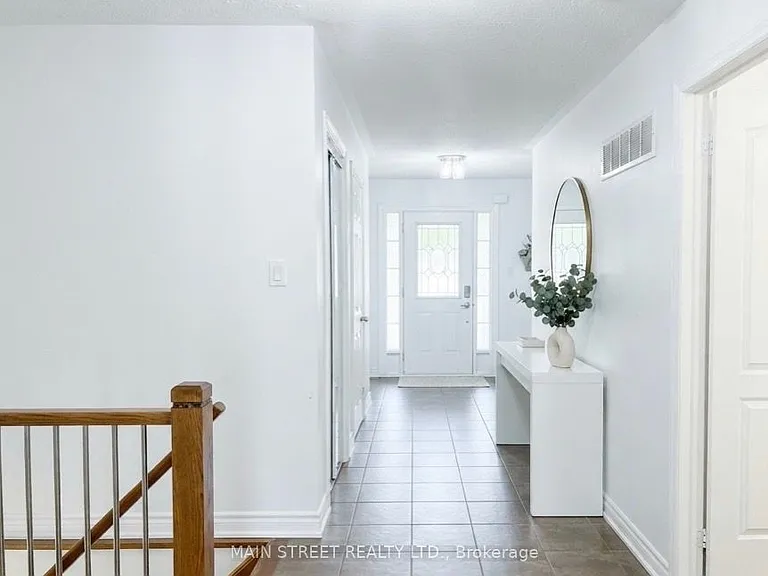 77 Reddenhurst Cres — Photo 2