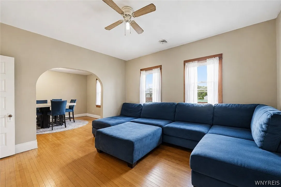 3 bed, 1.0 bath, 1200 sqft, $1,300 — Photo 4