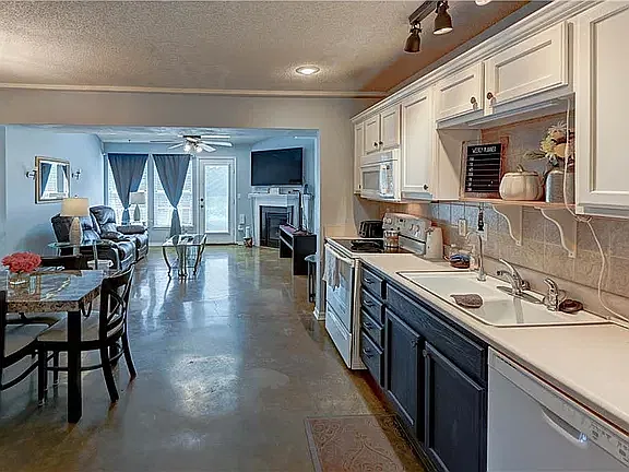 2 bed, 1334 sqft, $1,750 — Photo 2