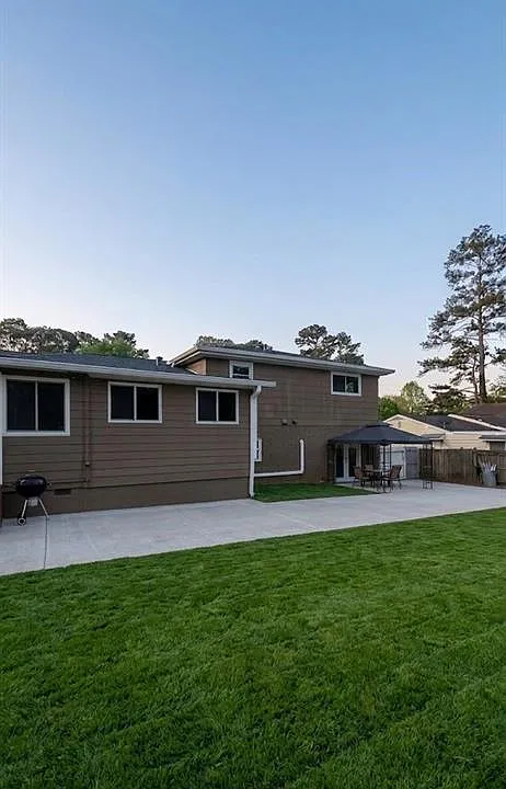 3083 Claiborne Dr