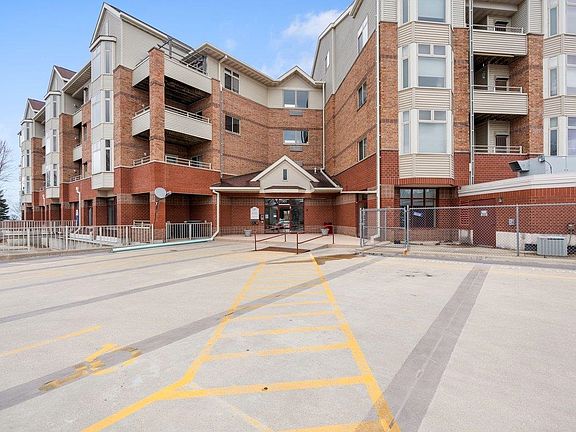 3rd image of 301 Harbour Town Dr APT 301