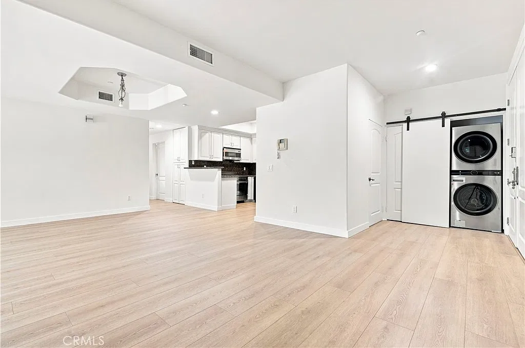 3 bed, 3.0 bath, 1711 sqft, $4,600 — Photo 3