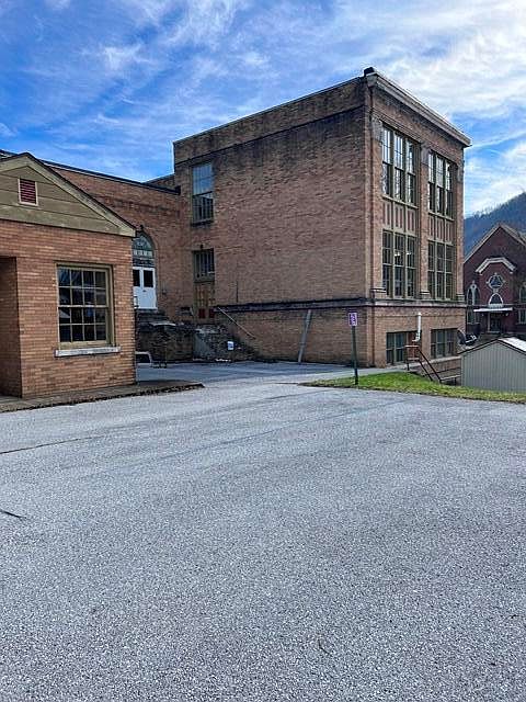 4th image of 240 E 4th St