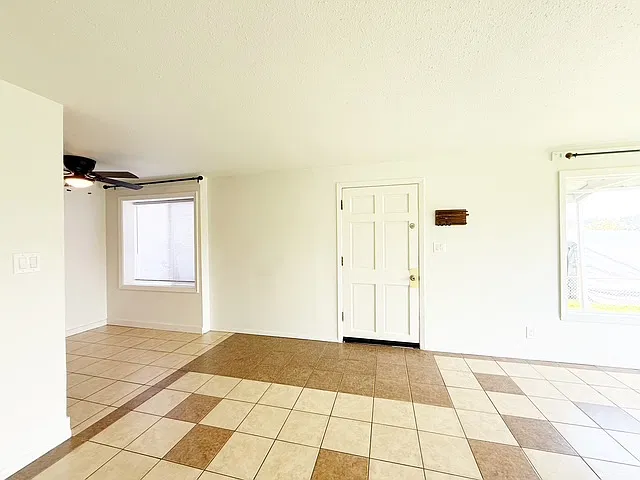 1736 Houston Ave - 1738 — Photo 2