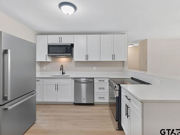 5th image of 444 Bowie St