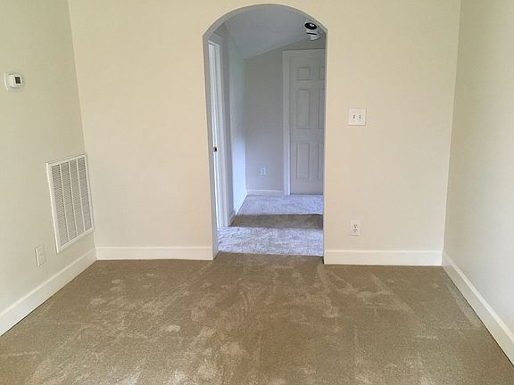 4th image of 368 Oak St