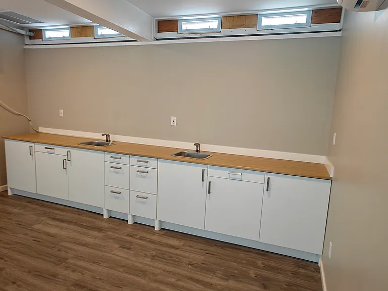 Work bays with sinks