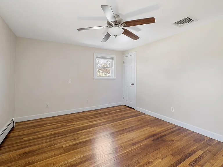 160 Ravenswood Rd — Photo 16