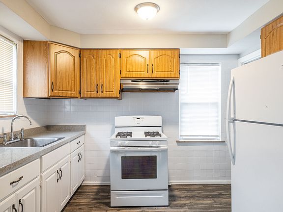 5th image of 105 Henquin Dr