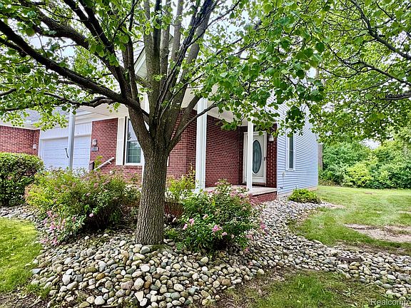 3rd image of 1388 Luxington Dr
