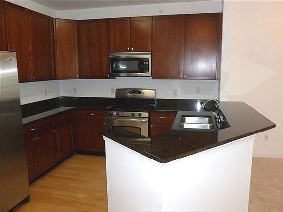 4th image of 826 W Summerfield Gln