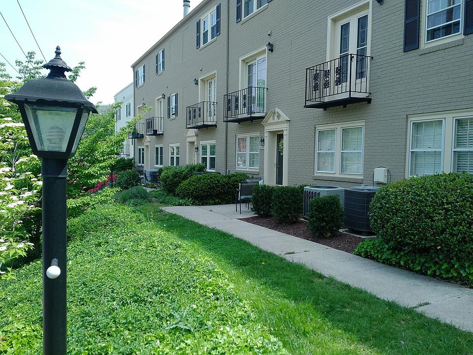 Exterior/Front entrance