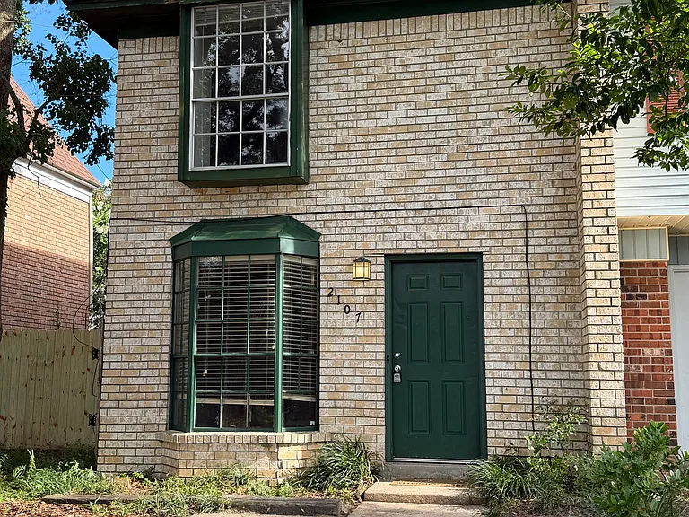 2107 Langley Ave — Photo 1