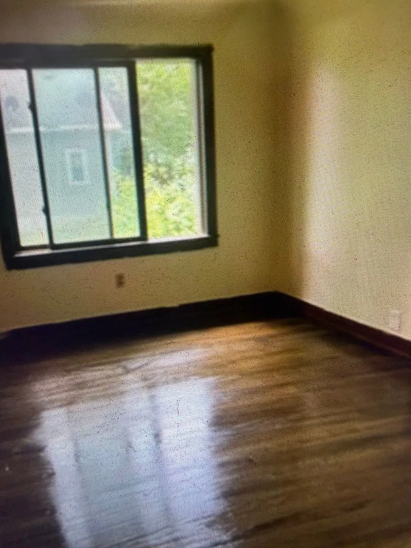 Large 5 Bedroom, 2 Full Bathroom single family home on a quiet block. Ready by 11/15! — Photo 3