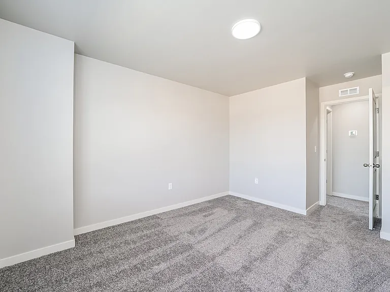 008-photo-main-bedroom-13945229