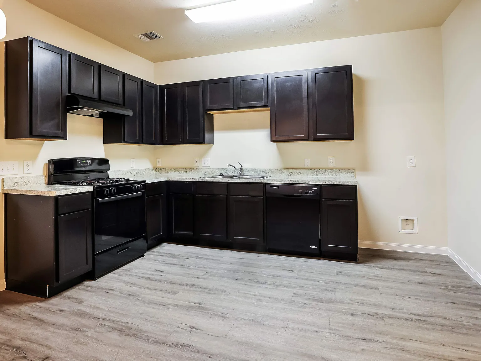Bavaria Townhomes — Photo 4
