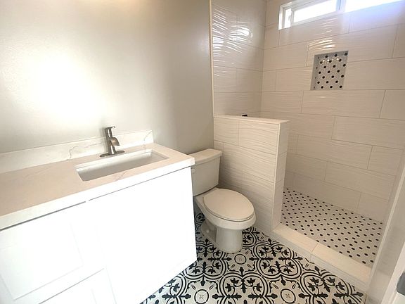 5th image of 811 Main St